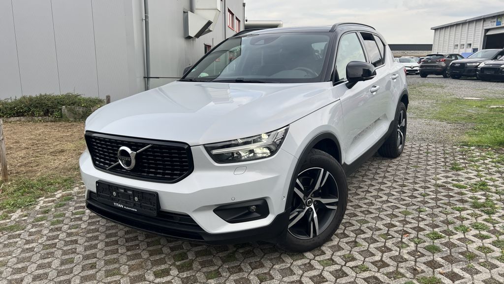 Bild des Angebotes Volvo XC40 R Design AWD/ Pano/ AHK/ 360°/ BLIS/ HK