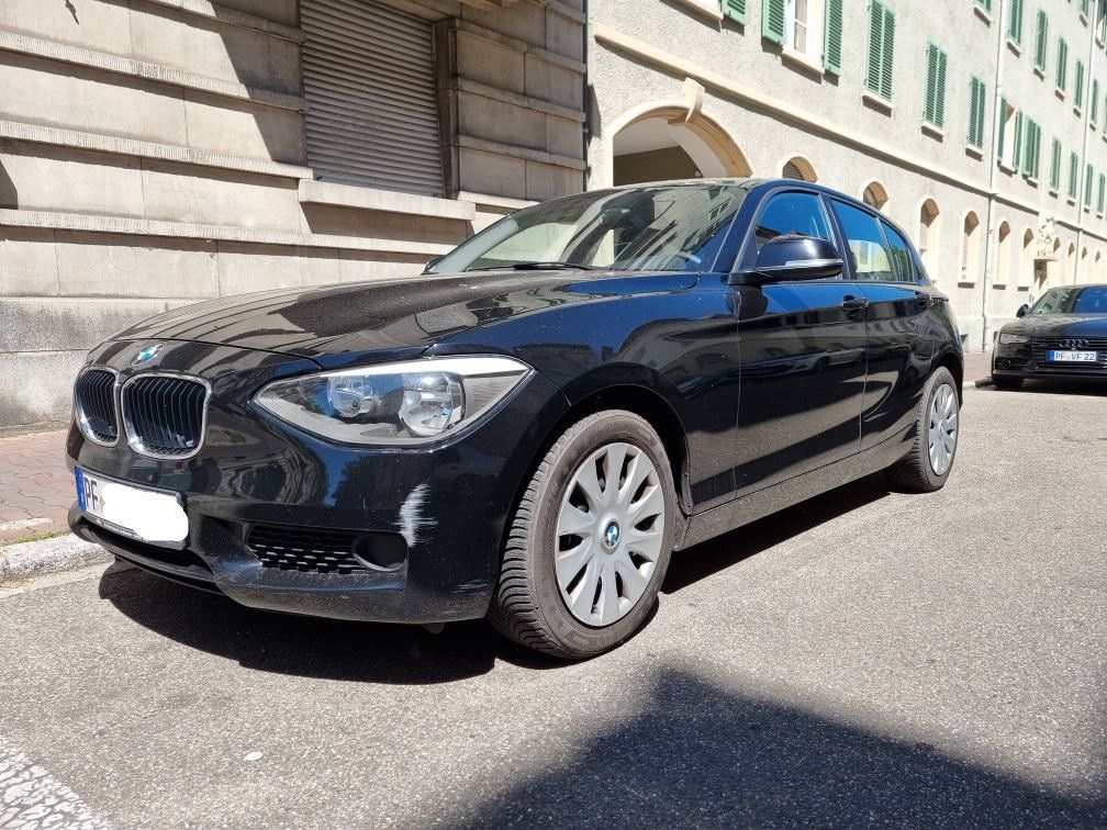 Bild des Angebotes BMW 114i (schwarz, HU 09/26, schwarze Alufelgen)