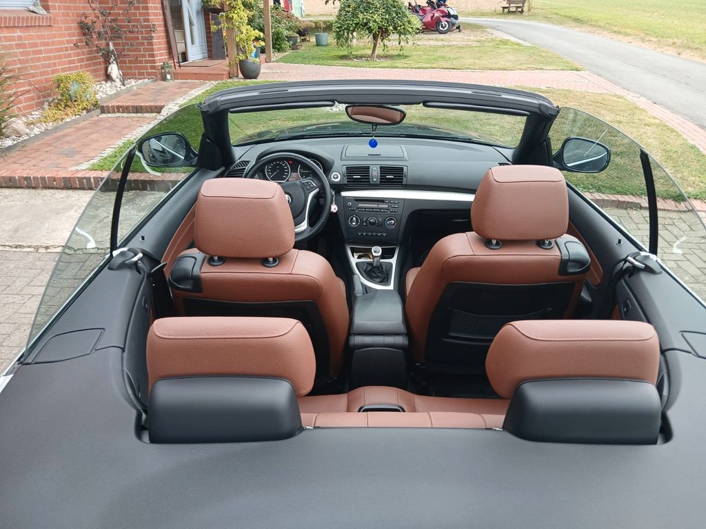 BMW 118d Cabrio - mit AHK und Scheckheft