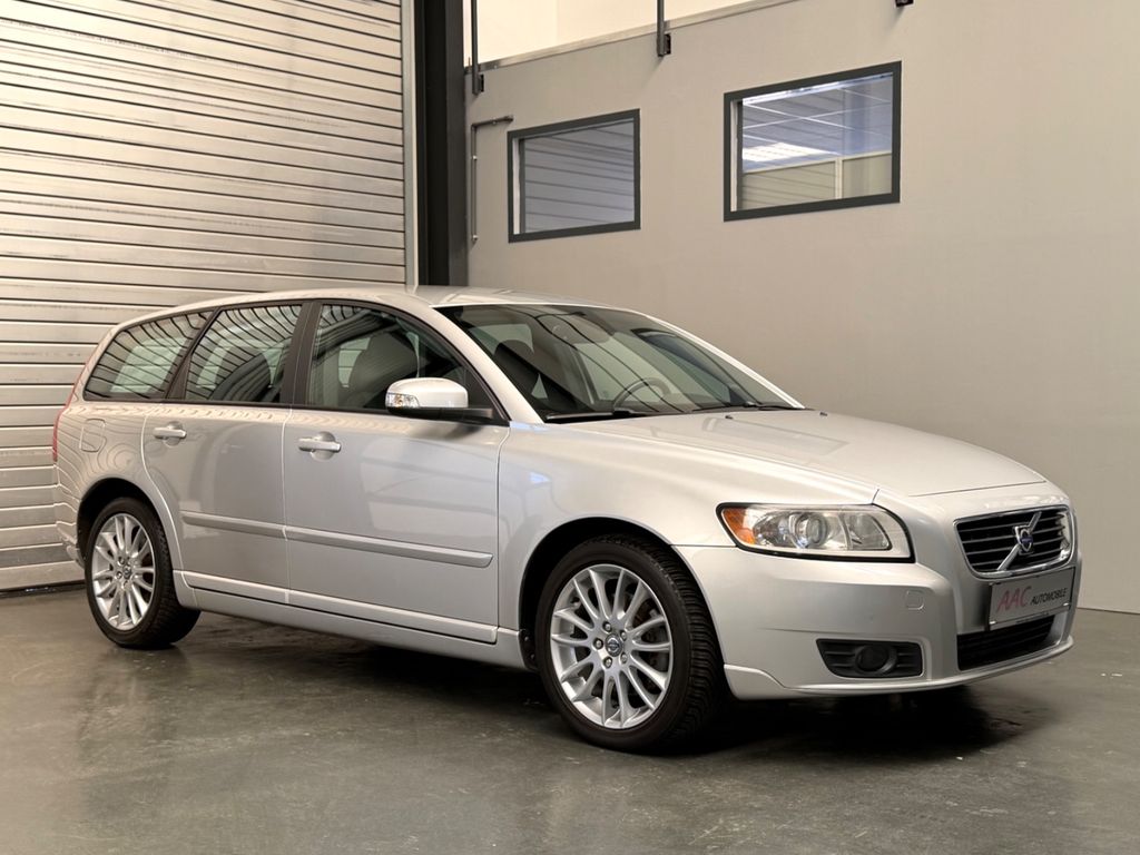 Bild des Angebotes Volvo V50 Kombi 2.0 D DPF Momentum/1.Hand/wenig KM
