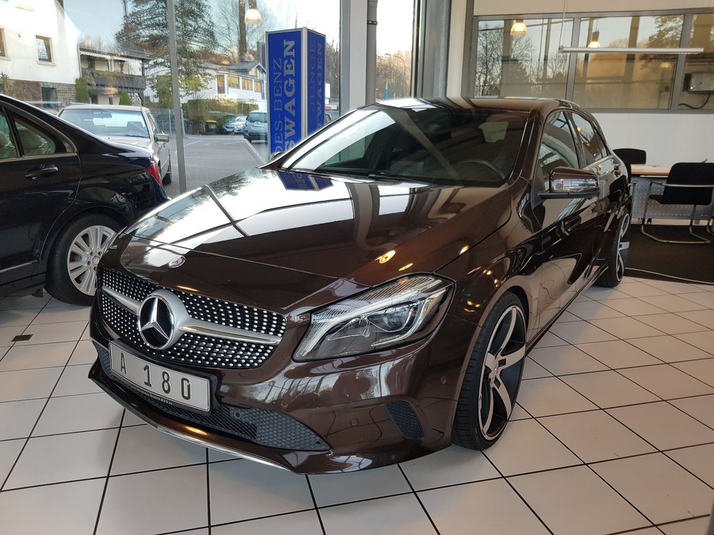 Bild des Angebotes Mercedes-Benz A 180 URBAN LED TEMPO SPORTOPTIK SHZ