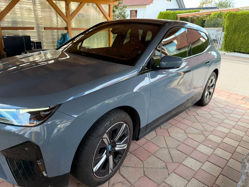 Bild des Angebotes BMW iX xDrive50 - Storm Bay - Naturleder Castanea