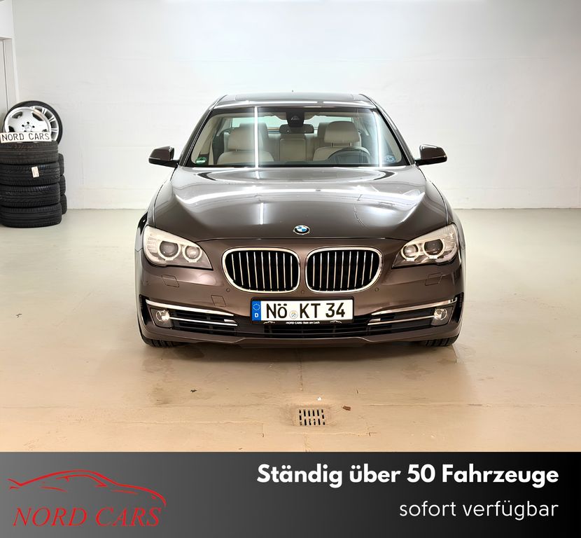 Bild des Angebotes BMW 740i *KEYLESS *SOFTCLO *HEADUP *KAMERA