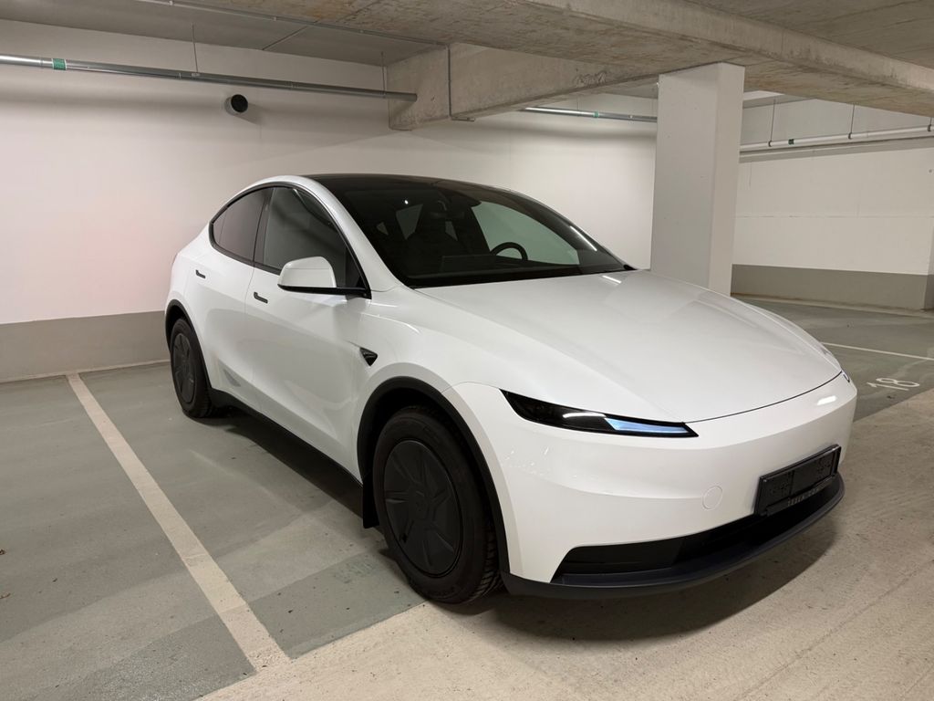 Tesla Model Y RWD Juniper AHK Keyless Entry