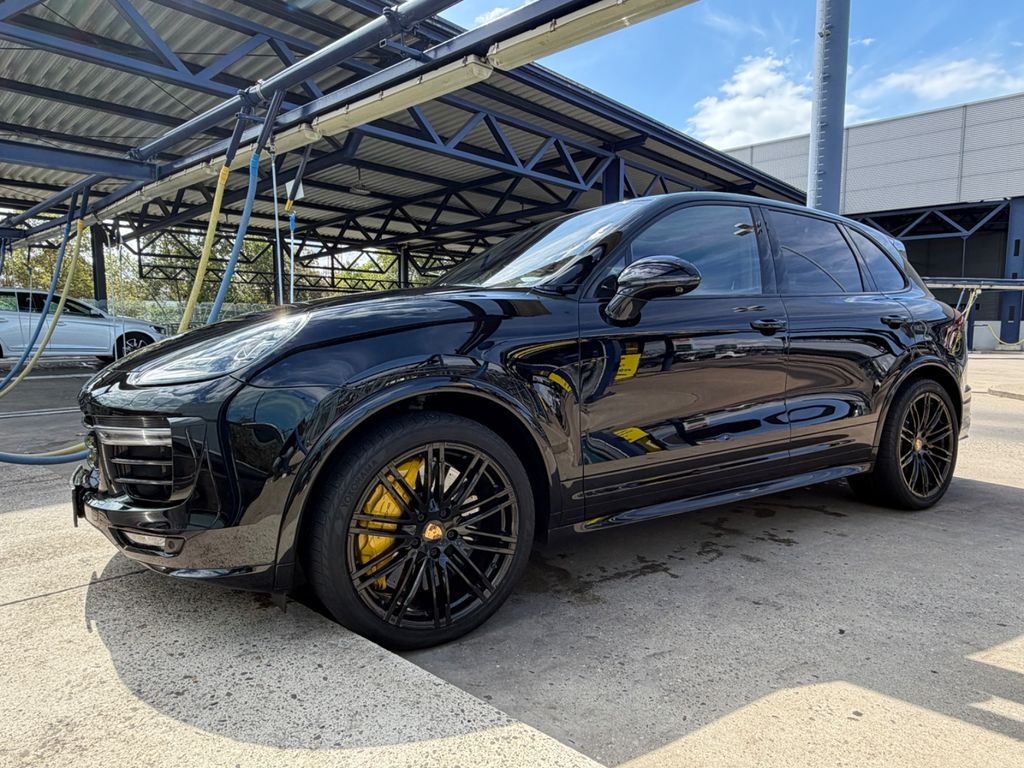 Porsche Cayenne Turbo S / schwarz glänzend / Carbon