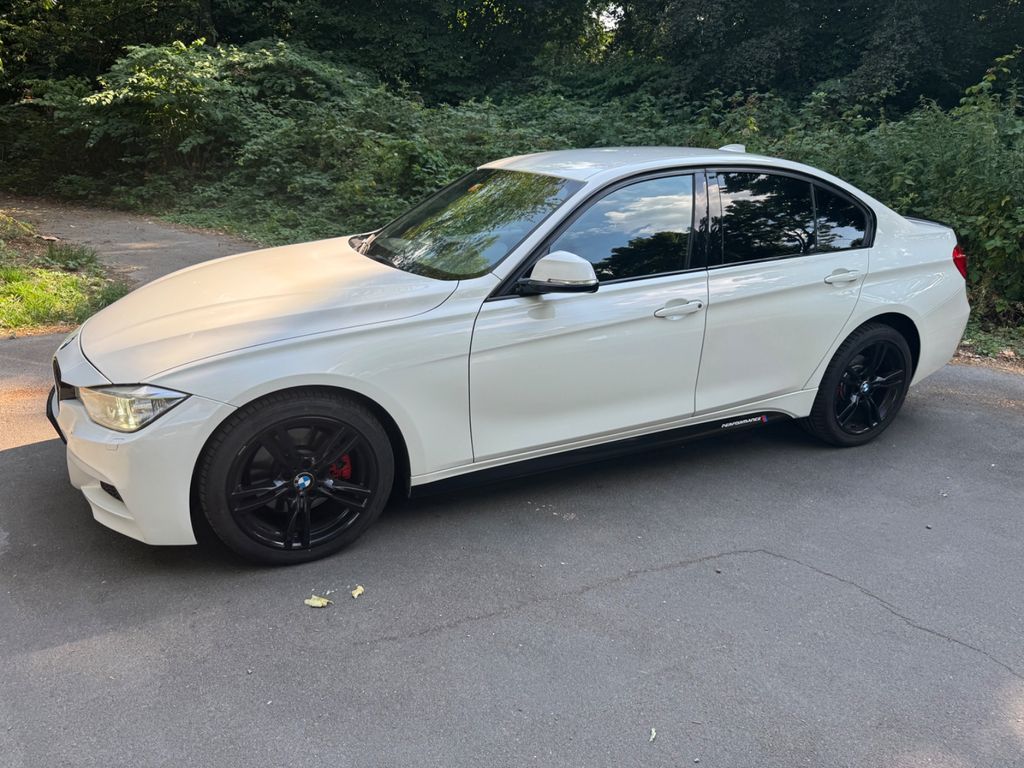 Bild des Angebotes BMW 328i xDrive M Paket / Automatik / CarPlay/ LED