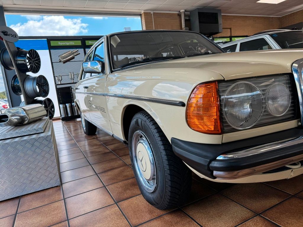 Bild des Angebotes Mercedes-Benz 240D W123* SCHIEBEDACH/ TÜV+AU & INSPEK. NEU!!!