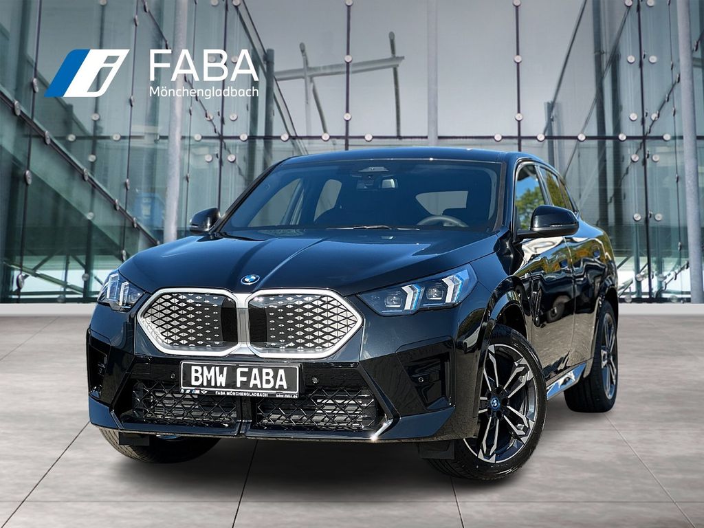 Bild des Angebotes BMW iX2 eDrive20 M Sportpaket HK HiFi DAB LED RFK