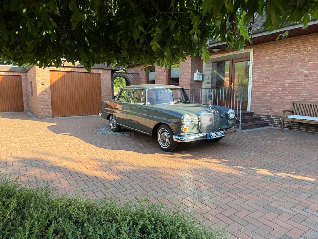 Bild des Angebotes Mercedes-Benz 230 W110