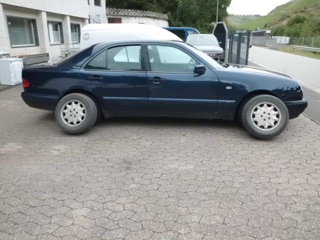 Mercedes-Benz E 240 CLASSIC