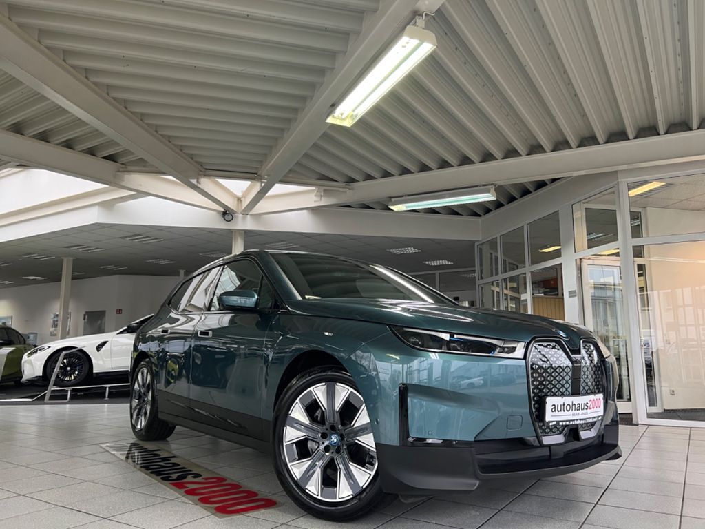 Bild des Angebotes BMW iX 40 xDrive AUT./LASER/360°CAM/AHK/HUD