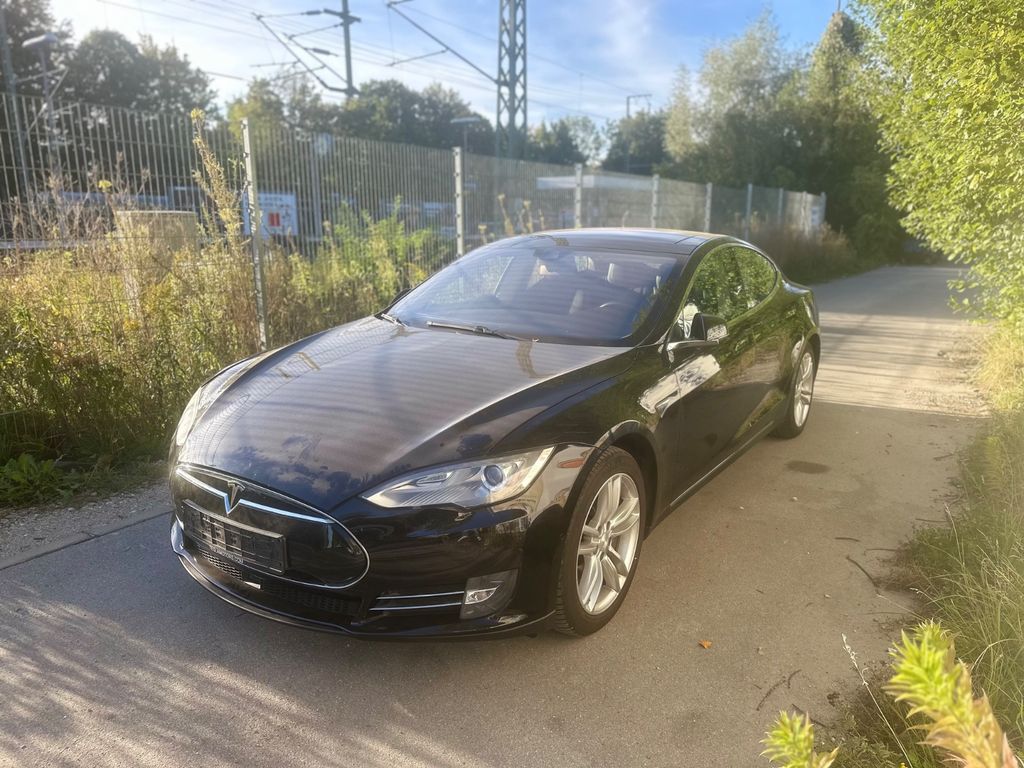 Tesla Model S FreeCharging Pano