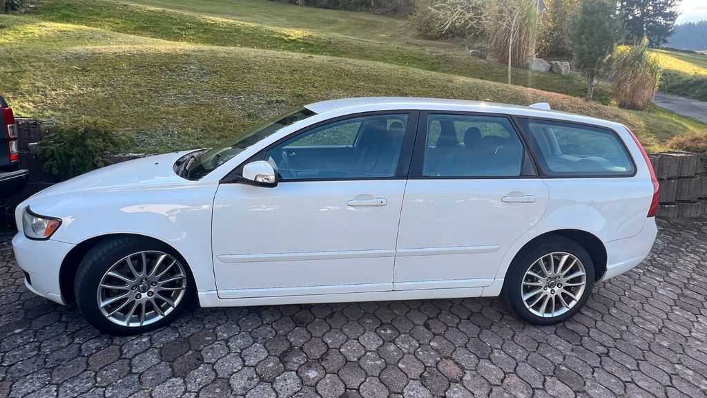 Bild des Angebotes Volvo V50  Momentum weiß, 209000 km, unfallfrei Bj. 08