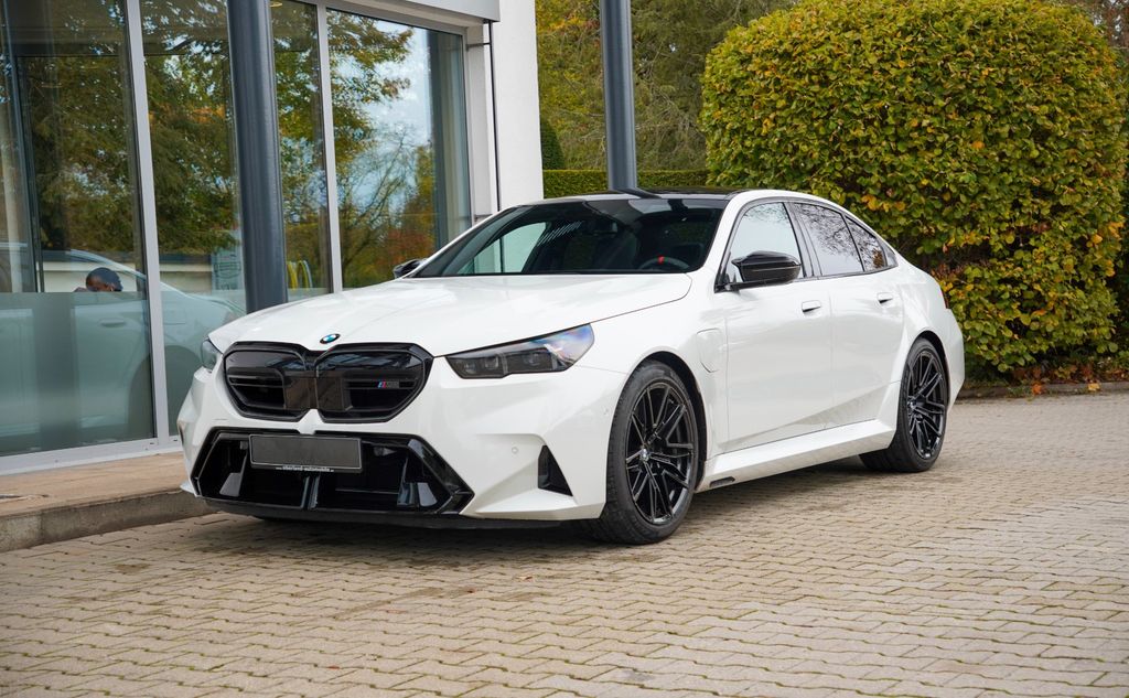 BMW M5 Limousine / M-DRIVERS PACKAGE / B&W / 360°