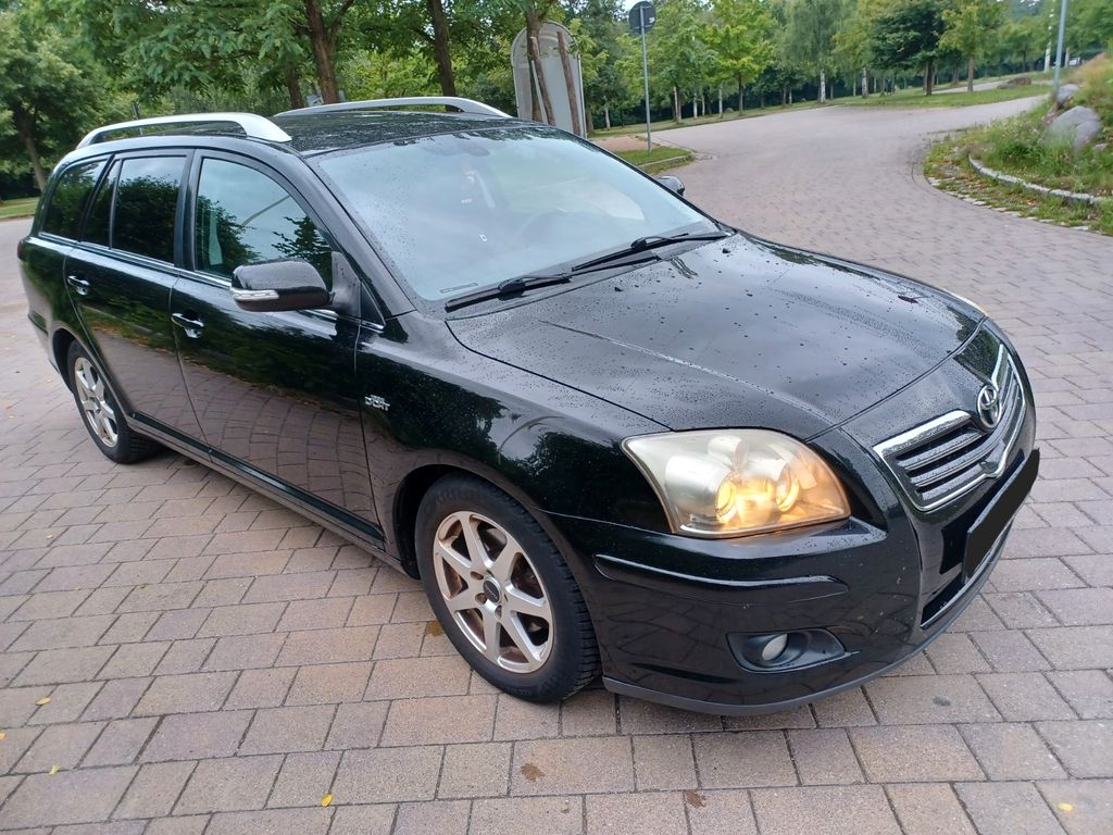 Toyota Avensis Combi 2,2-l-D-CAT Team Team