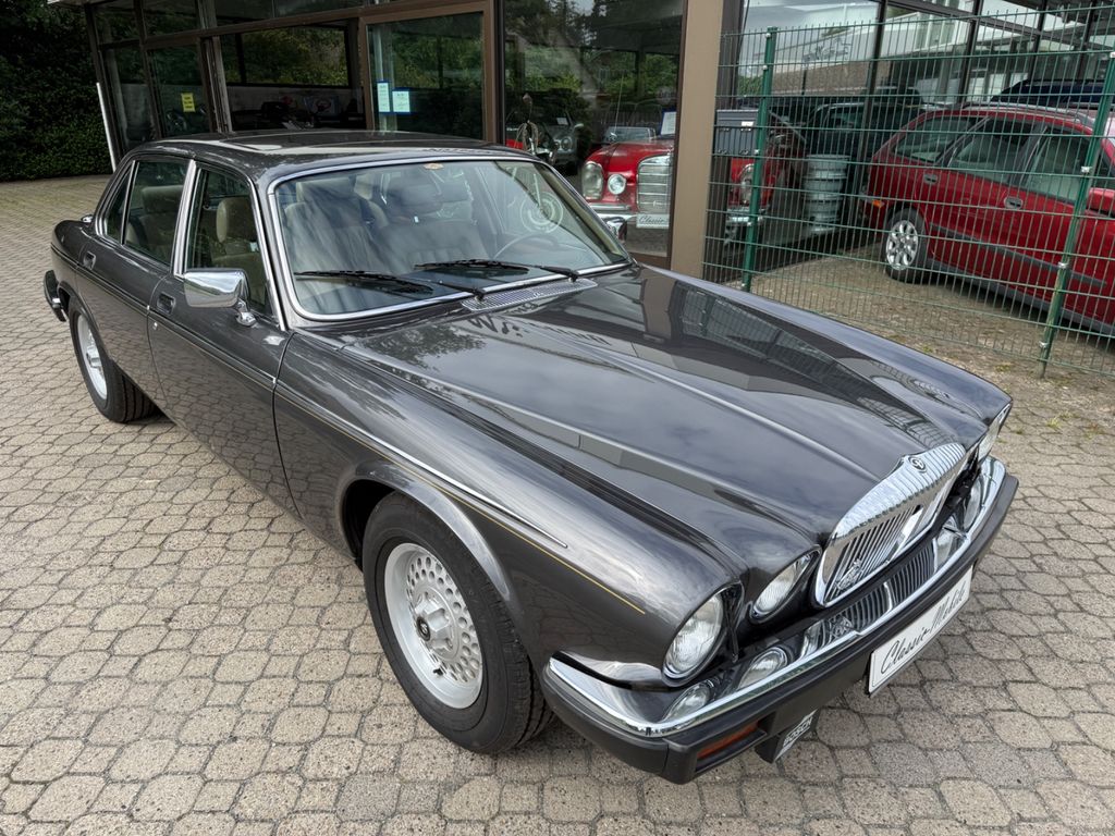 Jaguar Daimler Double Six XJ12