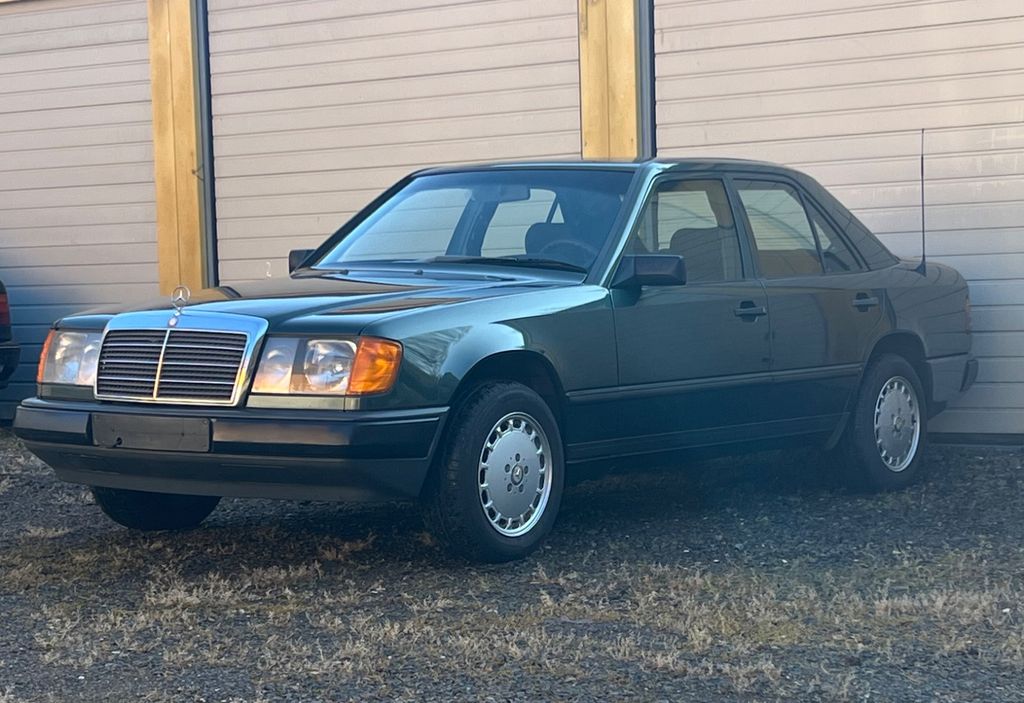 Bild des Angebotes Mercedes-Benz W 124 300 E Aut. H-Zul.,2. Hand ,sehr gepflegt