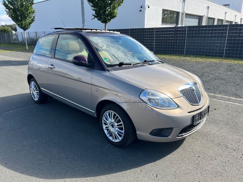Bild des Angebotes Lancia Ypsilon 1.2 8V Oro, Klimaanlage, Panorama-Dach
