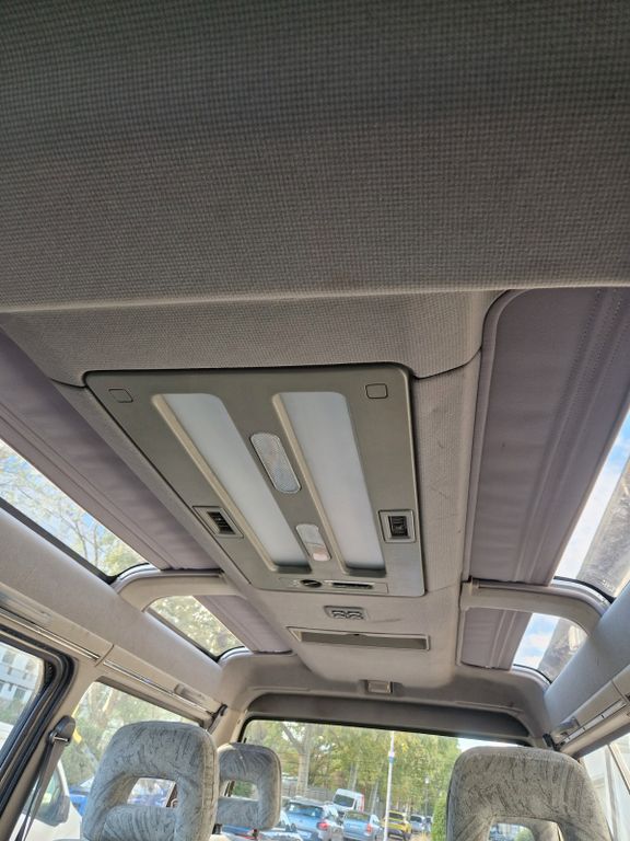 Mitsubishi L300 2.4 Luxus Bus Luxus Bus