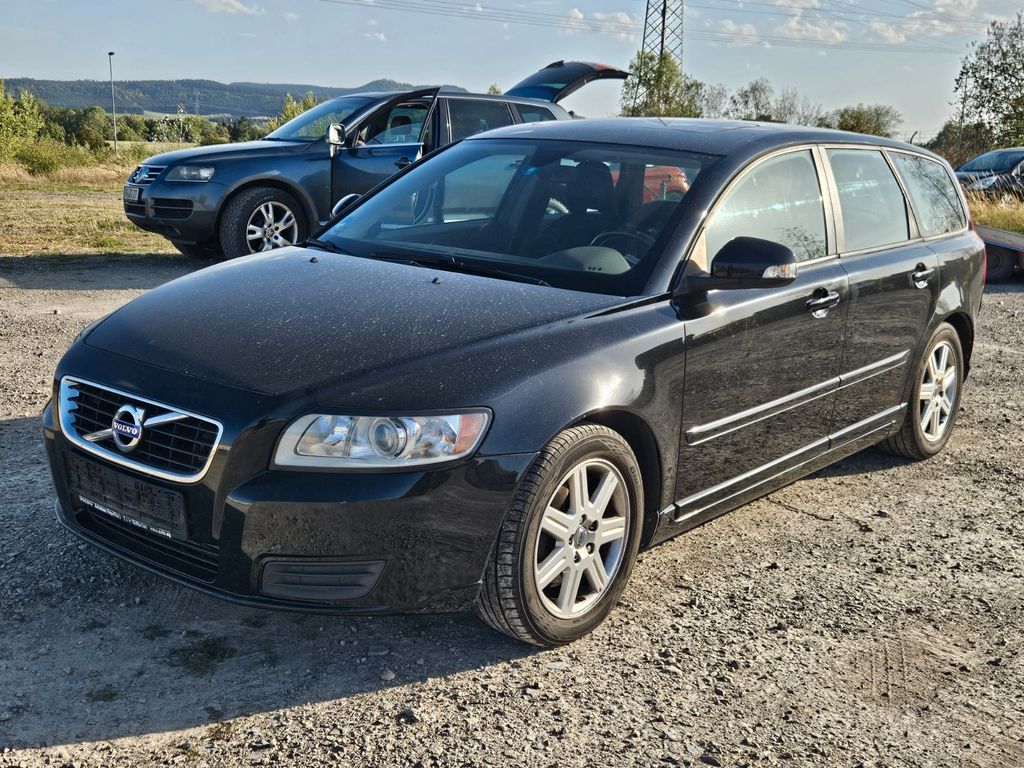 Bild des Angebotes Volvo V50 Kombi D2 Kinetic Schiebed. Navi Xenon