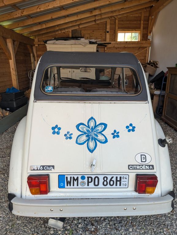 Bild des Angebotes Citroën 2 CV6 Club Ente weiß mit Blumenmuster