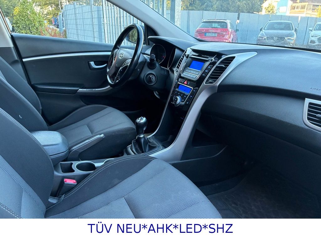 Bild des Angebotes Hyundai i30 blue 1.6 CRDi "TÜV NEU+AHK+1-HAND+EURO6+LED