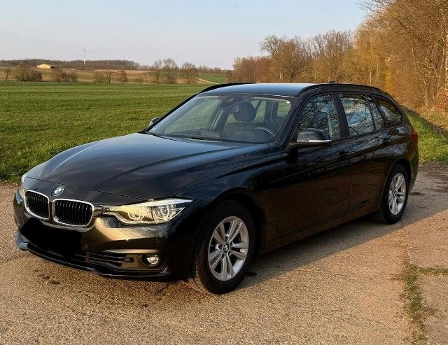 Bild des Angebotes BMW 320 i Touring  xDrive Advantage 8-fach bereift