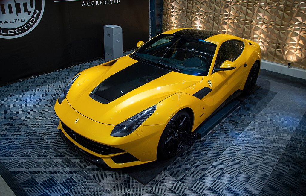 Bild des Angebotes Ferrari 2014 F12 Giallo Triplo Strato Carbon Lift Tailor