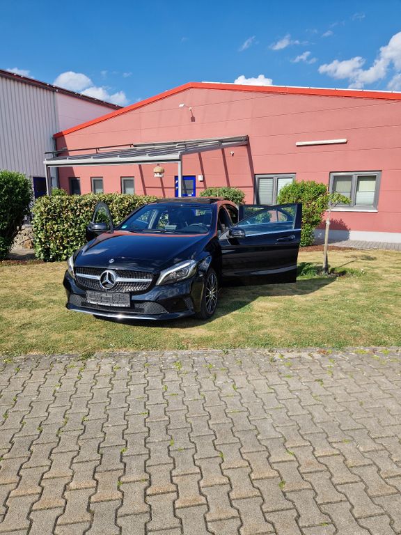 Bild des Angebotes Mercedes-Benz A 200 d - AHK/PSD/PDC/SHZ/Amg-Felgen, Fußmatten