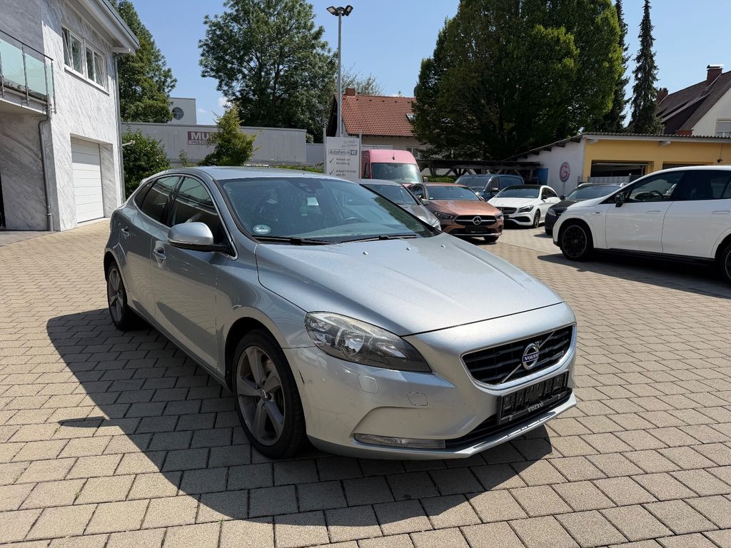 Bild des Angebotes Volvo V40 Momentum Style Paket*Navi*Rcam*8-Fach