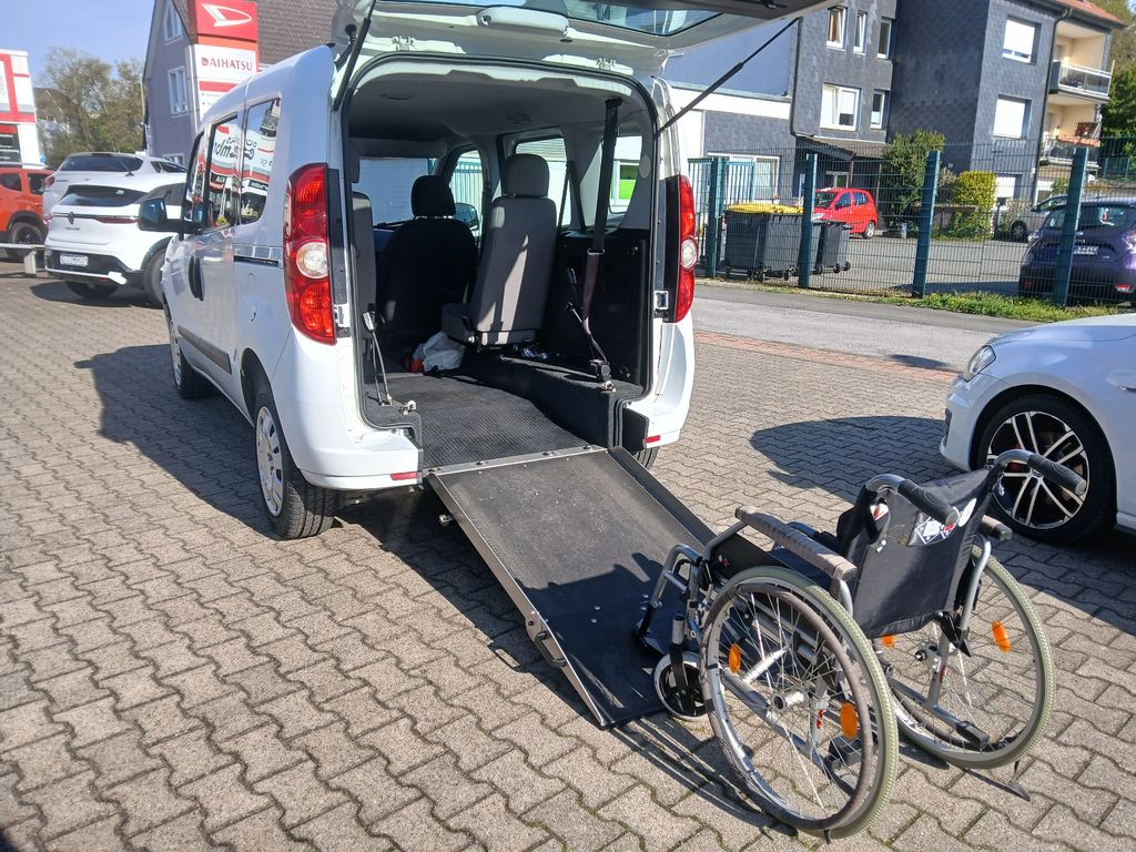 Bild des Angebotes Fiat Doblo Rollstuhlauto Rampe top